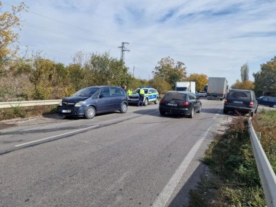 Заради катастрофа между два автомобила движението по главния път София Варна