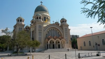 Арестуваха свещеник за домашно насилие в Гърция