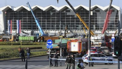 Най-малко 8 жертви при срутване на бетонна козирка на жп гарата в Нови Сад