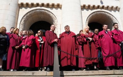 До две основни заплати ще получат магистратите и служителите като