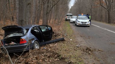 Шофьор загина, а спътникът му се бори за живот след удар в дърво