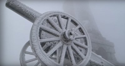 Паметникът на Свободата осъмна в бяла премяна Тази нощ на