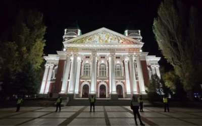 Пред Народния тази вечер е спокойно...