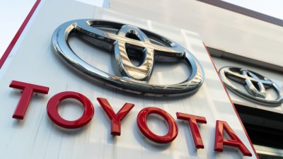 Нетната печалба на Toyota Motor се срина с 55%