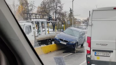 БМВ се качи върху бетонните разделителни ограждения на булевард Никола