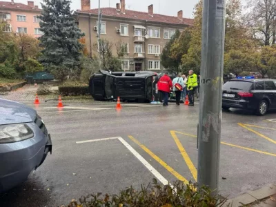 Джип се удари в дърво и се преобърна на бул