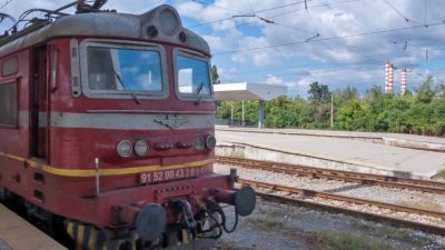 На червено: Бус се натресе във влак в Силистренско