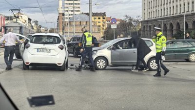 Кола мина на червено и предизвика катастрофа в центъра на София