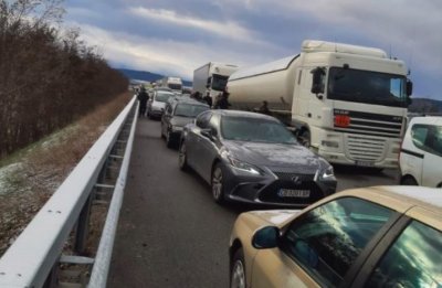 Ограничено е движението по автомагистрала Струма  в района на пътен