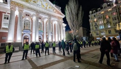 Граждани се събраха на протест пред Народния театър Иван Вазов