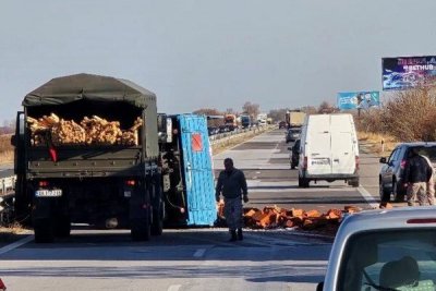 Военен камион с тухли се вряза в мантинела на магистрала „Тракия”