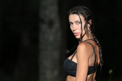 По сочни голи дупета останаха гимнастичките Мая и Бистра на