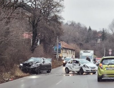 Поредни безумни маневри на пътя станаха причина за зверска катастрофа