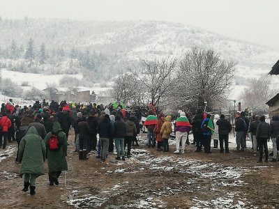 Десетки хора от цялата страна се събраха на протест пред