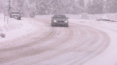 Кошмар на "Петрохан"! Снегът трупа, пътят е непочистен