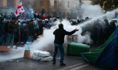 Безредиците в Грузия ескалират, арестуаха 107 души (ВИДЕО)