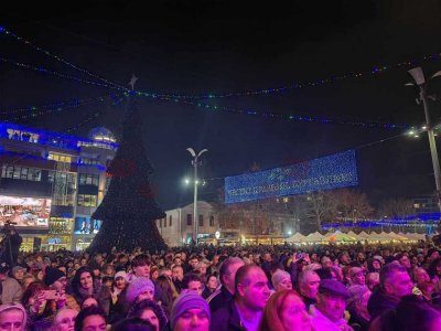 Хиляди се събраха на площада в Бургас за запалването на коледните светлини