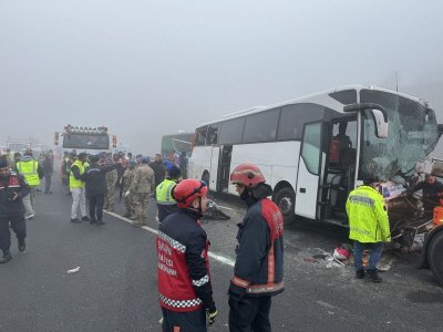 Един човек загина и 51 бяха ранени днес при две тежки