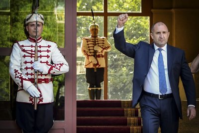 Огън от всички посоки по президента Румен Радев Така започна