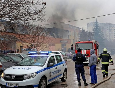 Голям пожар избухна в автосервиз в района на бул Цар Освободител