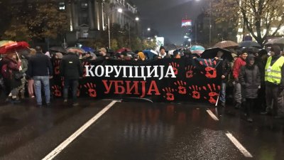 Сблъсъци между полиция и протестиращи в Нови Сад