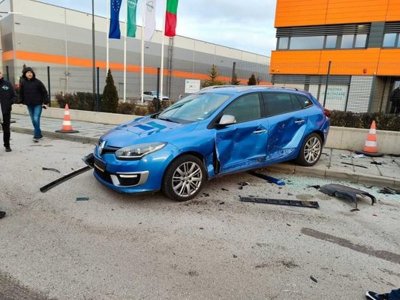 На Околовръстното в София: Шофьорка влезе в локалното и блъсна няколко паркирани коли (СНИМКИ)