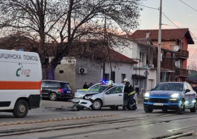 Катастрофа затруднява движението по столичния булевард Константин Величков  в София На