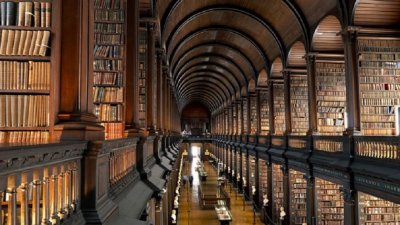 300-годишна библиотека пази 200 хиляди книги (ВИДЕО)
