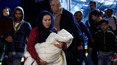 Камион с мигранти се преобърна край Куманово, 25 са ранени