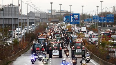 Фермери с трактори блокираха Париж и Шанз-Елизе