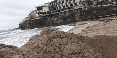 Премахват пясъчната дига на плажа в Созопол (Видео)