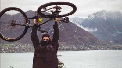 Григор Димитров тренира и в дъжда, но с колело