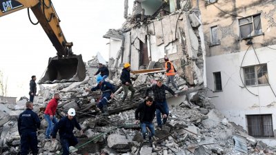 Гърция прати екип спасители в помощ на Албания