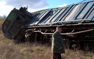 Товарен влак дерайлира край гара Батановци, спряно е движението между Перник и Радомир