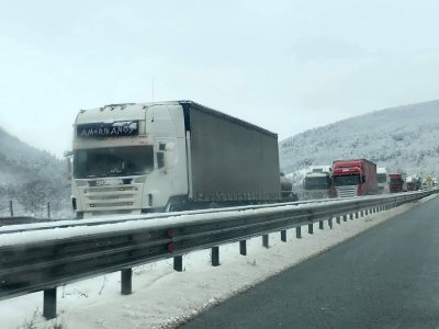 Заради снеговалеж се ограничава движението на тирове през проходa Рожен