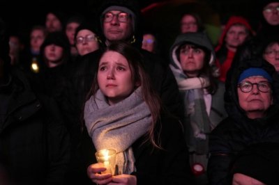 Стотици германци включително представители на крайната десница се събраха тази