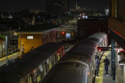 Жива факла: Мъж запали със запалка спяща пътничка в метрото на Ню Йорк