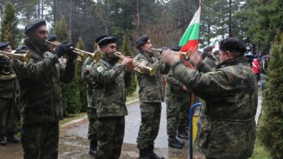 С военен ритуал почести и пет траурни залпа внезапно починалият