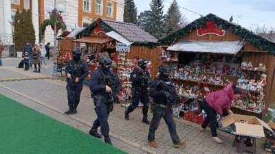 Ченгета с автомати в центъра на Перник - кому е нужно?