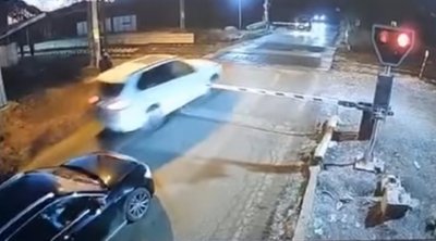 Видео в социалните мрежи показва преминаването на колата която беше