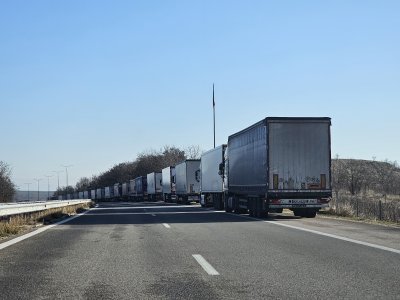 Огромни струпвания от тирове и леки коли са се образували