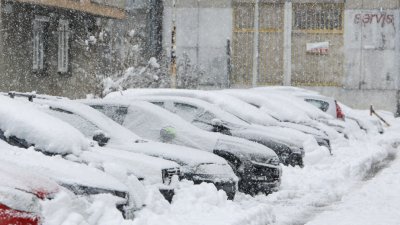 Силни снеговалежи причиниха смущения в Хърватия като блокираха ключова магистрала