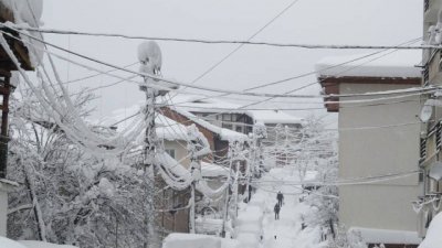 РЕКОРД: Метър сняг затрупа родопско село