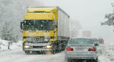 Сняг вали в голяма част от България, пътищата са проходими при зимни условия