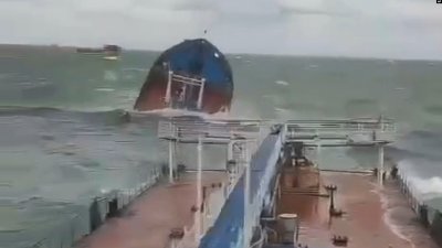 Петролният разлив от руски танкери в Черно море се разширява 