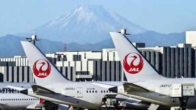 В четвъртък Japan Airlines съобщи че е била засегната от