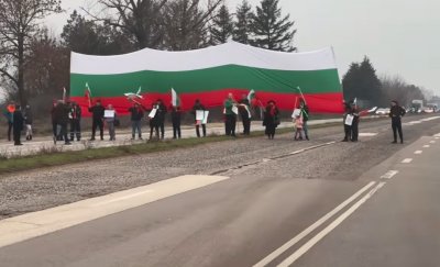 Плевенчани отново протестираха срещу безводието, блокираха пътя за София (ВИДЕО)