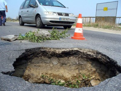 Камион пропадна в дупка на софийска улица Снимка от инцидента