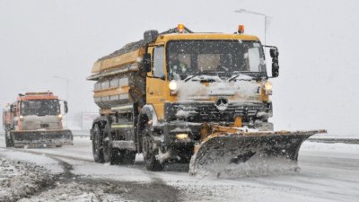 Пиян и дрогиран се блъсна в снегорин, после преби шофьора на машината