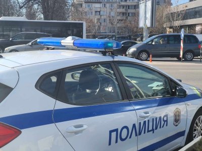 Пиян асеновградчанин псува и налита на полицаи пред Районното, арестуваха го